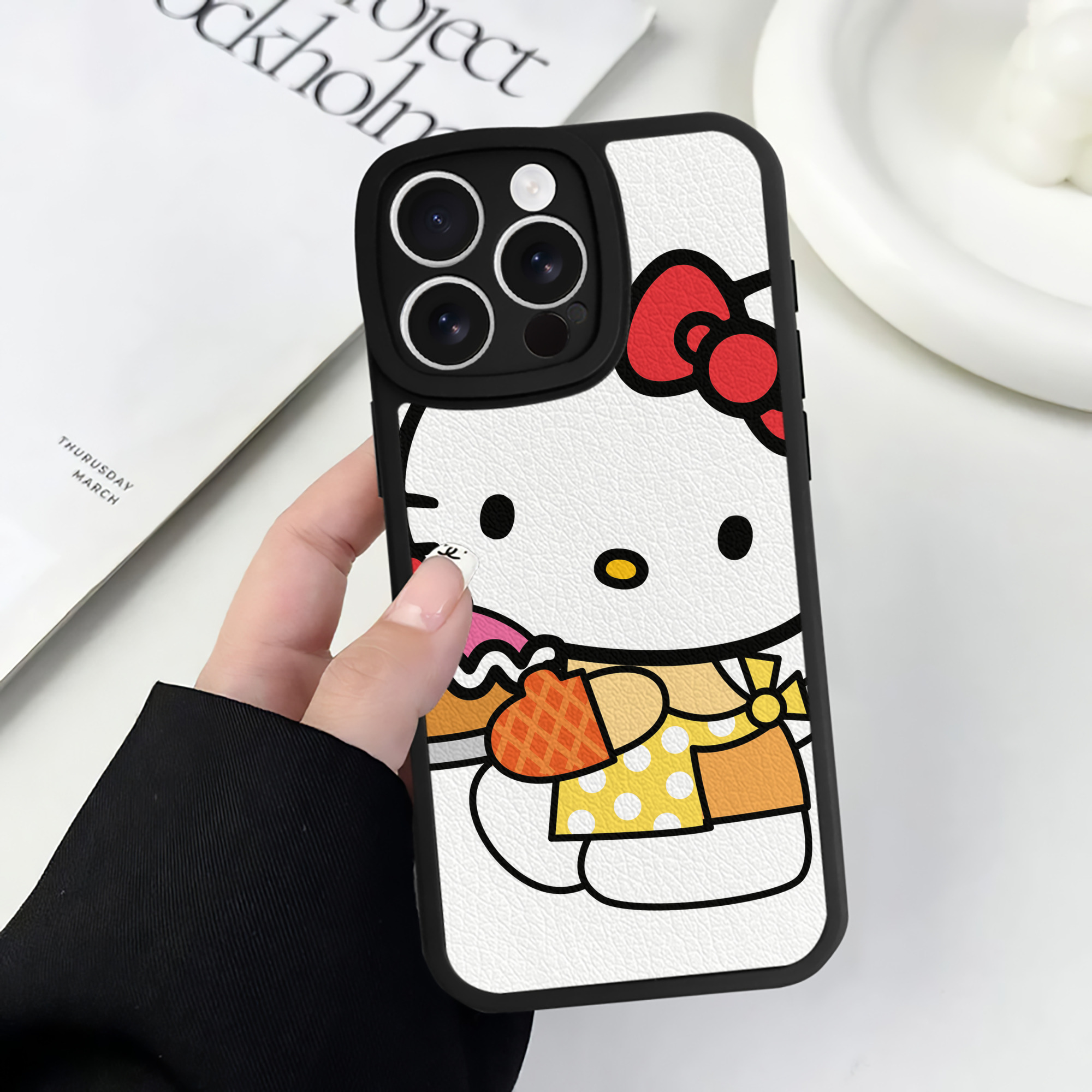 （画像用） Hello Kitty ハローキティ 【iPhone 16シリーズ対応】シリコンスマホケース（レザー調） 材質：シリコン